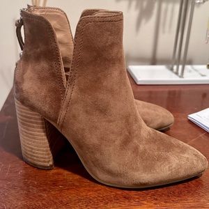 Like new - Steve Madden Women’s Thrived Ankle Bootie - Chestnut Suede - size 8.5